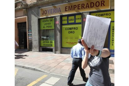 Los ladrones accedieron al portal y, desde allí, forzaron la puerta de la cámara de seguridad.