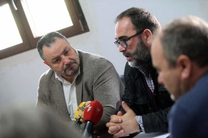 Morán escucha atentamente a Alfonso Fernández, ayer, en su primera visita oficial. ANA F. BARREDO