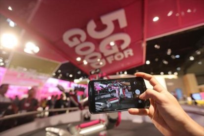 Demostración del uso de 5G en un estand del Mobile World Congress.