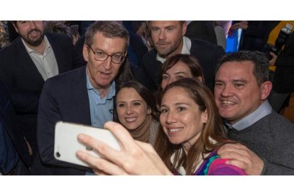 Afiliados del PP se hacen un selfie con Nuñez Feijóo ayer, en Alcantarilla (Murcia). MARCIAL GUILLÉN