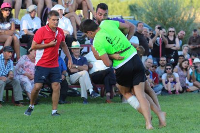 Volvía a ser el enfrentamiento que mayor interés llevara al corro, el que no defraudó, y ganó Tomás, antes de su cuarto corro. A. B.