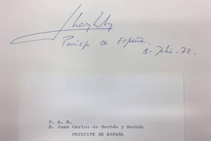 A la izquierda, primera firma del entonces príncipe don Juan Carlos en el Libro de Honor del Ayuntamiento de León, en 1972. Abajo, a la izquierda, otra firma, ya como rey, en 1978. A la derecha, otra del príncipe Felipe en 1997. AYTO DE LEÓN