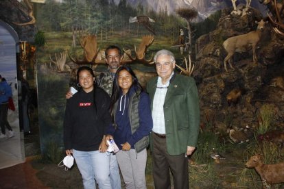 Pedro Cavadas, con sus dos hijas y el doctor Romero Nieto en una sala del museo. CAMPOS