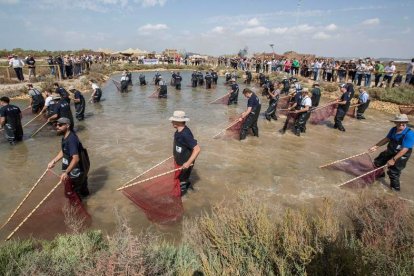 Los cocineros estrellas Michelín, durante el despesque en un estero en Cádiz. ROMÁN RÍOS