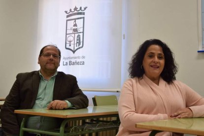 El alcalde y la concejala del ramo en el nuevo Aula de Adultos. DL