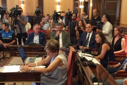 Gemma Villarroel, portavoz de Ciudadanos, en el pleno del Ayuntamiento de León