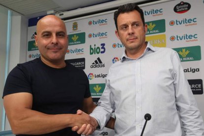 Roberto Carlos Fernández y Eduardo Domínguez, en la presentación de la alianza SDP-Sport Coach. L. DE LA MATA