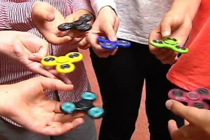 Finger Spinner, el juego creado hace 20 años por una madre estadounidense que hacer furor en los jóvenes de todo el mundo.