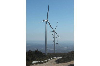 Molinos eólicos de un parque ya instalado en Lucillo. RAMIRO