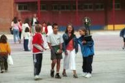 Varios niños juegan en el patio del colegio cacabelense Virgen de la Quinta Angustia