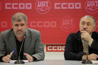 Unai Sordo (izquierda) y Pepe Álvarez (derecha), presiden la reunión de las ejecutivas de CCOO y UGT, celebrada hoy.