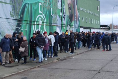 Medio millar de aficionados hacen cola en La Eragudina para comprar su entrada de Copa. M. Á. TRANCA