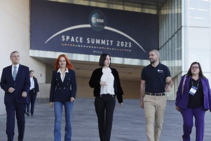 El director de la Agencia Espacial Española, Miguel Bello; la astronauta Sara García; la ministra de Ciencia e Innovación en funciones, Diana Morant, el astronauta Pablo Álvarez y la secretaria general de Innovación, Teresa Riesgo, momentos antes de presentar la Semana del Espacio en el Palacio de Congresos (FIBES) este lunes en Sevilla. JOSÉ MANUEL VIDAL