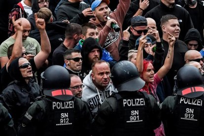 Manifestantes neonazis se encaran con la policía en Chemnitz. /