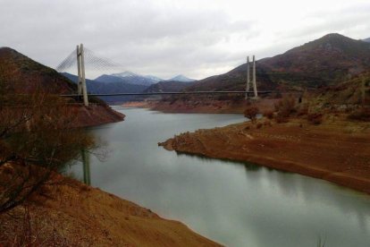 Una vista del embalse de Los Barrios de Luna a principios de febrero. M. MANTECÓN