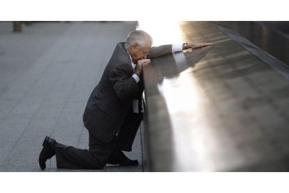 Robert Peraza, quien perdió a su hijo Robert David Peraza en los atentados del 11S, se detiene junto al nombre de su hijo en la placa conmemorativa situada en el World Trade Center de Nueva York.