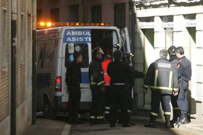 Bomberos en una intervención en la ciudad leonesa. ARCHIVO