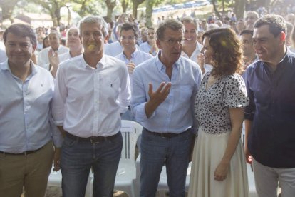 Fernández Mañueco, Alfonso Rueda, Núñez Ferijóo, Díaz Ayuso y Juanna Moreno, ayer. SALVADOR SAS