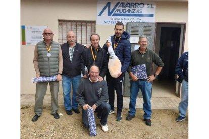 Los primeros clasificados junto a Juanjo, de Mudanzas Navarro. DL