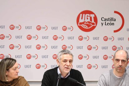 Agustín Prieto, entre la secretaria general de FSP-UGTCyL y el secretario de Organización.