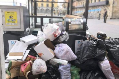 La acumulación de residuos fuera de los contenedores en Semana Santa provocó el aumento de las quejas ciudadanas. DL