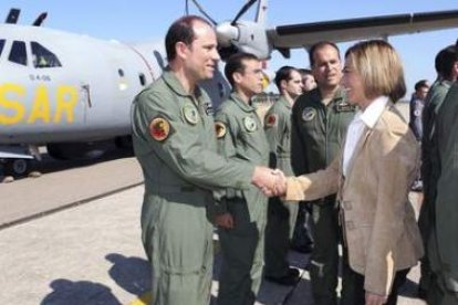 La ministra Carme Chacón saluda a varios pilotos en la base aérea de Decimomannu, en Cagliari.