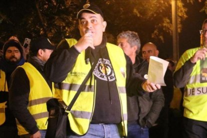 Tito Álvarez, portavoz de Élite Taxi, dirigiéndose a sus compañeros tras la reunión del pasado 22 de enero.