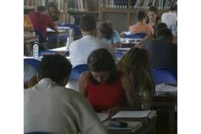 Estudiantes de diferentes carreras en una biblioteca preparándose para los exámenes finales