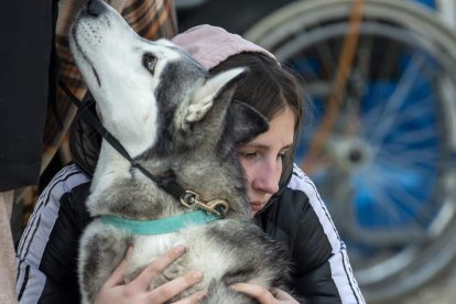 Una niña abraza a su perro en la frontera de Polonia. DUMITRU DORU