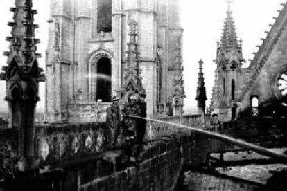 El incendio que arrasó el techo de la Catedral en mayo de 1966.