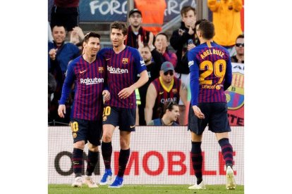 Messi celebra con Sergi Roberto el gol del argentino ante el Getafe. MARTA PÉREZ