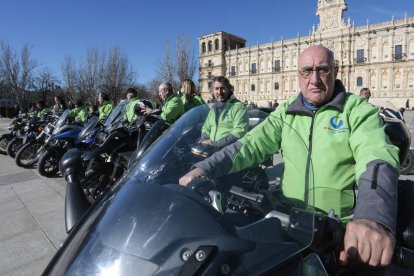 Ramón Carro, presidente de Moteros Solidarios, con otros componentes de la asociación. CAMPILLO