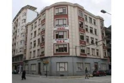 Edificio que alberga las sedes de CC.OO. y de UGT en Ponferrada