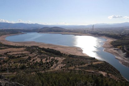 Forestalia pretende captar del embalse de Bárcena 59,72 litros por segundo para su planta. ANA F. BARREDO