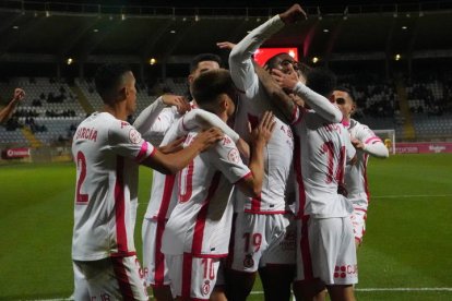 Dorian recibe la felicitación de sus compañeros al lograr el gol que supuso la victoria para la Cultural. J. NOTARIO