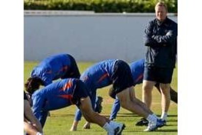 El entrenador del Valencia Ronald Koeman pasea ante sus jugadores