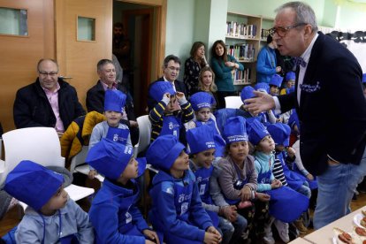 Los alumnos y los representantes de la Diputación, durante el taller de nutrición. MARCIANO