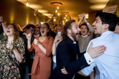 Laboristas del PvdA de Frans Timmermans celebran los resultados de los sondeos el pasado jueves en La Haya (Países Bajos).