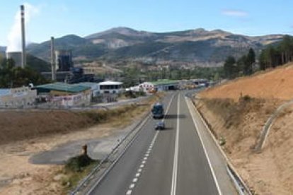 Una vista del polígono industrial desde la pasarela de la carretera N-630.