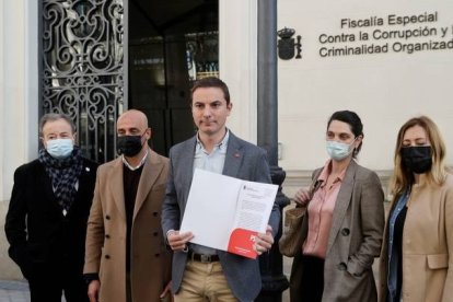 El portavoz del PSOE en la Asamblea de Madrid, Juan Lobato junto con otros miembros de Unidas Podemos y de Más Madrid un escrito ante la Fiscalía Especial Contra la Corrupción y la Criminalidad Organizada para su valoración ante las informaciones aparecidas sobre los contratos relacionados con el hermano de la Presidenta Isabel Díaz Ayuso. EMILIO NARANJO