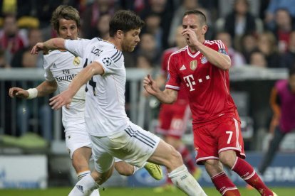 Xabi Alonso intenta hacerse con un balón que conducía Ribery. El tolosarra no podrá jugar la final al recibir una amarilla.