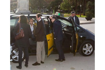 Los diputados de Junts pel Sí Rovira, Romeva, Rull y Turull trataron de despistar a la prensa.