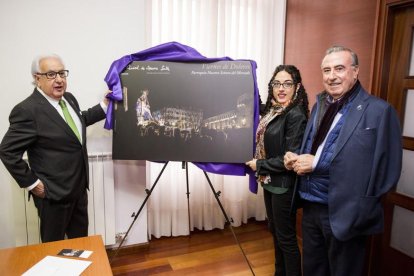 Pablo San José, la fotógrafa María Edén con una de sus obras que es el cartel oficial de la Cámara de Comercio para promocionar la Semana Santa, y Alfredo Martínez.