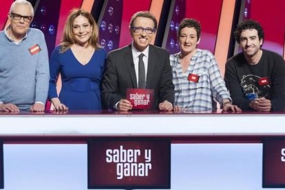 Los 'Magníficos' Fernando Murias, Ana Blanco y Rafael Castaño, junto a Pilar Vázquez y Jordi Hurtado, en 'Saber y ganar'.