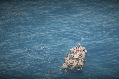 Naufragio de una patera frente a las costas de Libia este jueves, en una fotografía facilitada por Sea Watch.