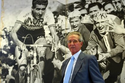 Federico Martín Bahamontes posa junto a una fotografía cuando era ciclista profesional.