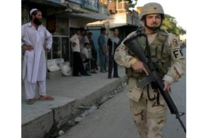 Un soldado estadounidense patrulla las calles de Kabul, Afganistán.