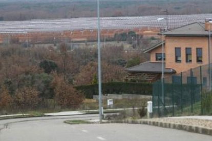 Las placas solares, vistas desde una zona de viviendas de San Miguel del Camino.