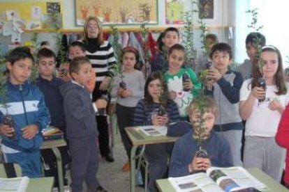 Un grupo de alumnos del colegio de Cistierna tras recibir los árboles de acebo.