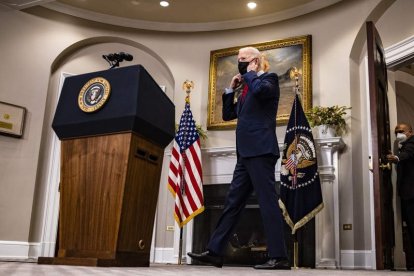 Biden se dirige ayer a la nación desde el despacho Rosevelt de la Casa Blanca. SAMUEL CORUM